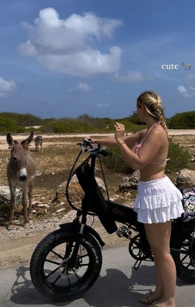 Hallo kroket! Steffi Mercie maakt haar volgers stapelzot met fenomenale bikinifoto's