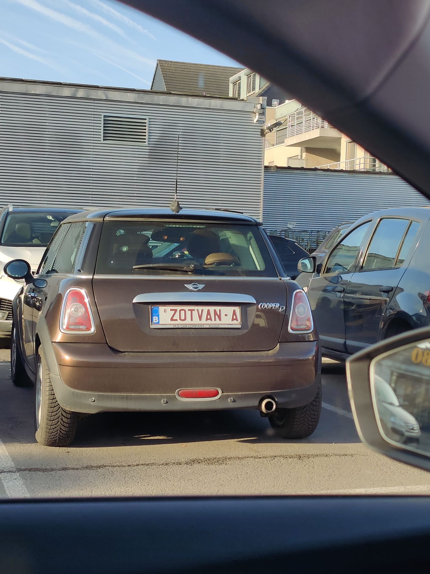 Wat is de betekenis achter de nummerplaat op de Mini Cooper van deze Vlaming? "Van zijn vrouw of...?"