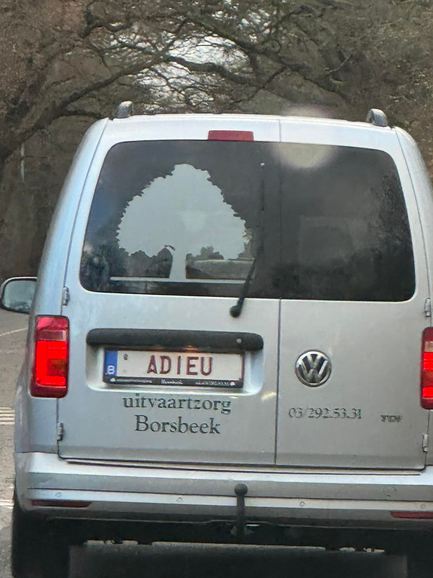 Vlaamse begrafenisondernemer heeft een speciale nummerplaat die het leed toch een beetje verzacht