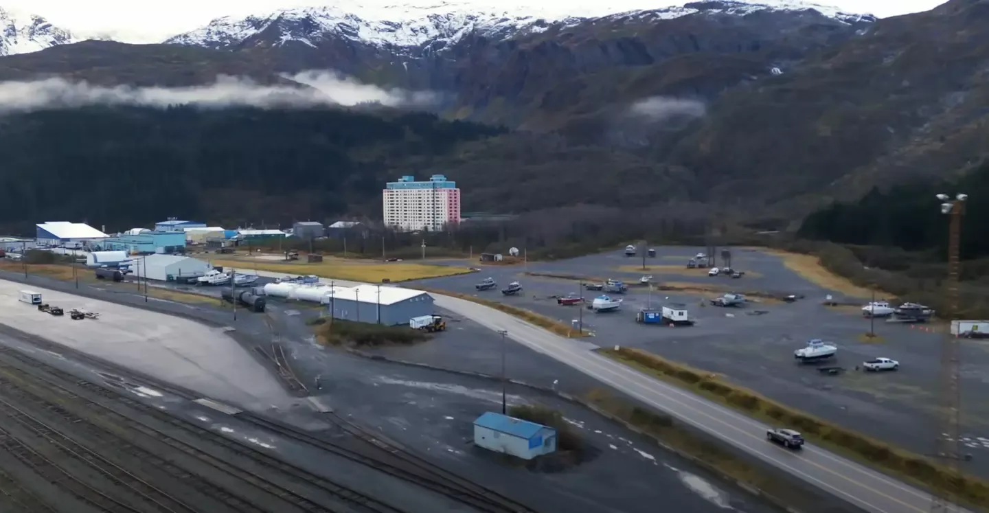 YouTubers verhuizen naar 'dystopische' stad in Alaska waar alle inwoners in hetzelfde gebouw wonen