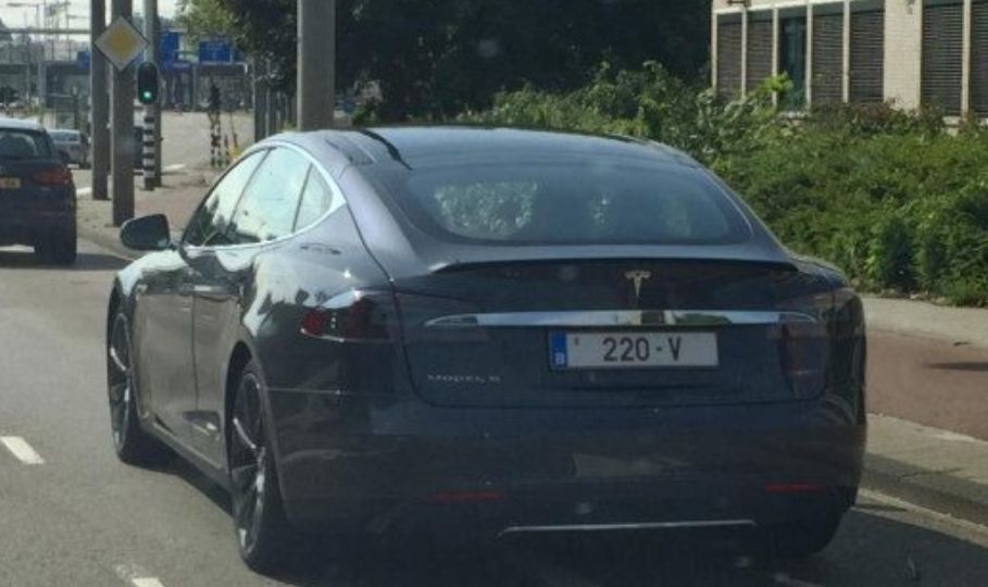 Vlaamse Tesla-eigenaar benadrukt met zijn speciale nummerplaat nog eens dat hij elektrisch rijdt