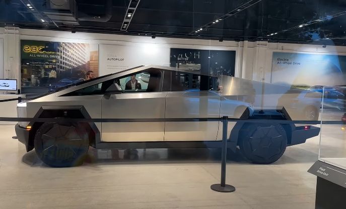 Man die zijn Tesla Cybertruck mag ophalen in de showroom, krijgt plots vervelend telefoontje: "Dat kan toch niet!?"