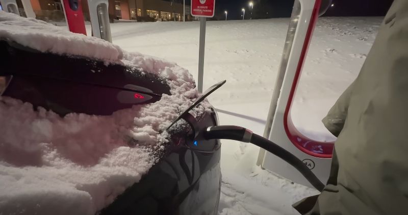 Man laat zijn Tesla bevriezen, sluit hem dan aan op supercharger en kan niet geloven wat er gebeurt