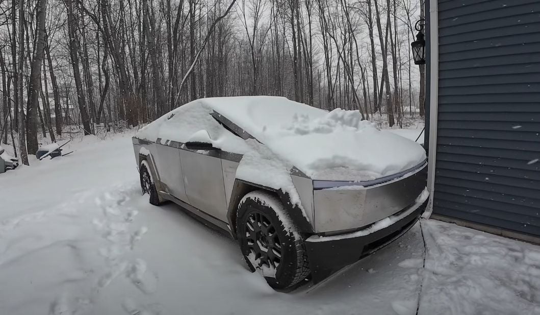 Tesla Cybertruck-eigenaar legt uit waarom hij in de winter afstapt van elektrisch rijden en zijn benzineauto gebruikt