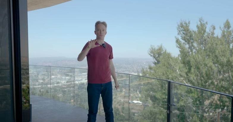 Binnenkijken in een huis dat 360 graden kan draaien, zodat je in elke kamer naar de zonsondergang kunt kijken