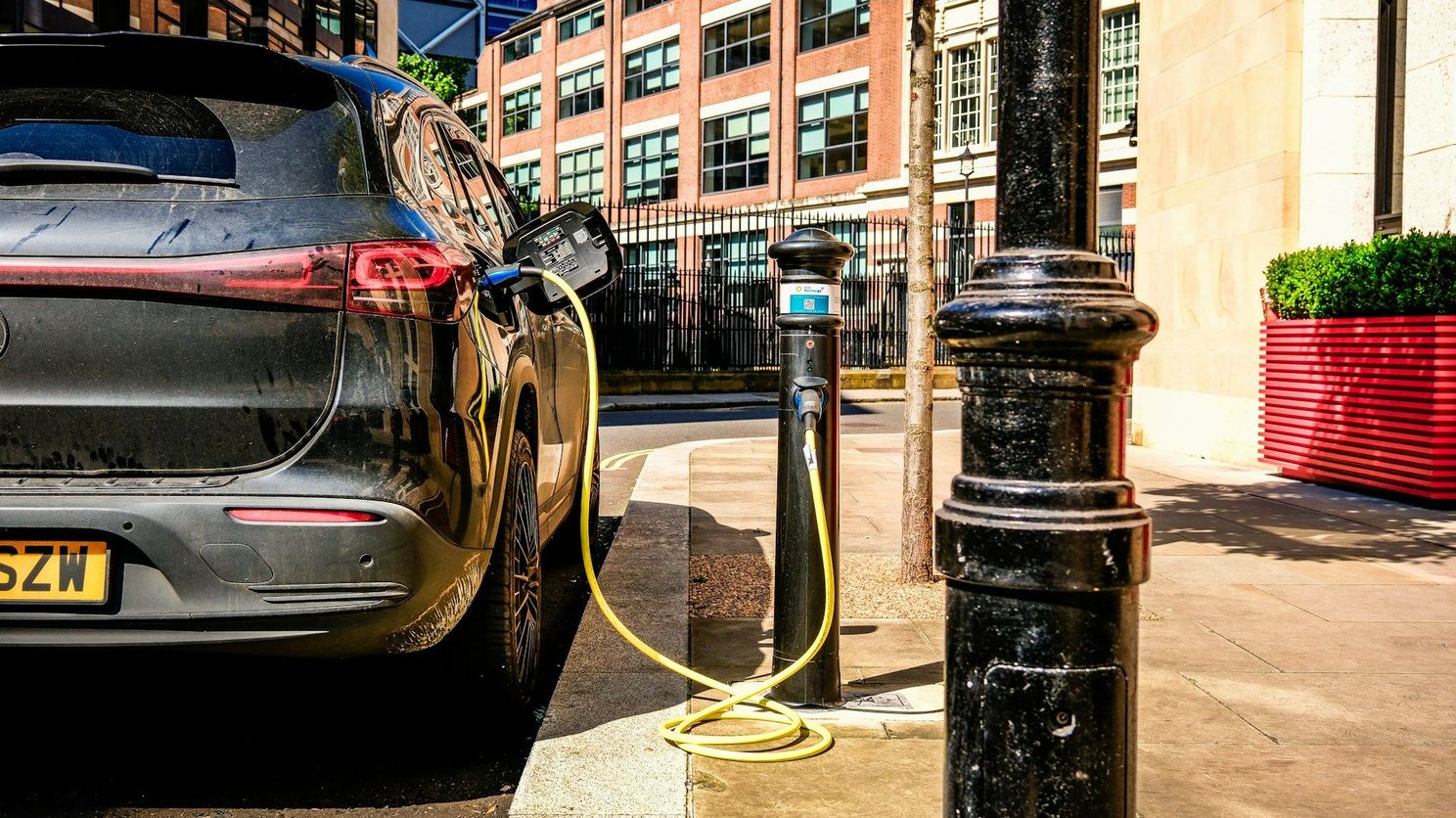 Verliezen elektrische voertuigen sneller hun waarde dan benzineauto’s? "Er is een opvallende tendens"