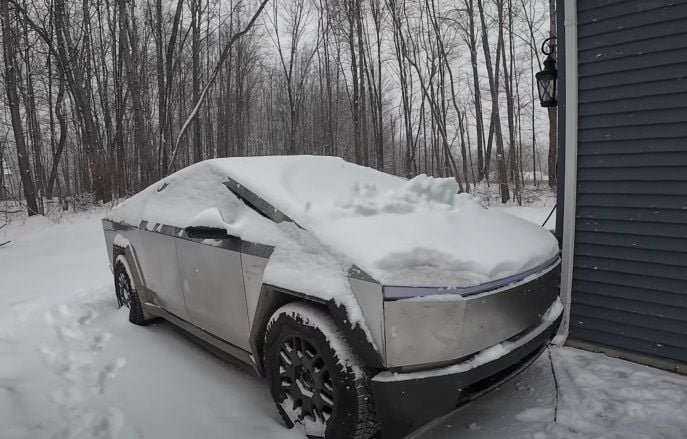 Canadees gebruikt zijn gloednieuwe Tesla Cybertruck bij -18°C, maar dan gaat het helemaal mis