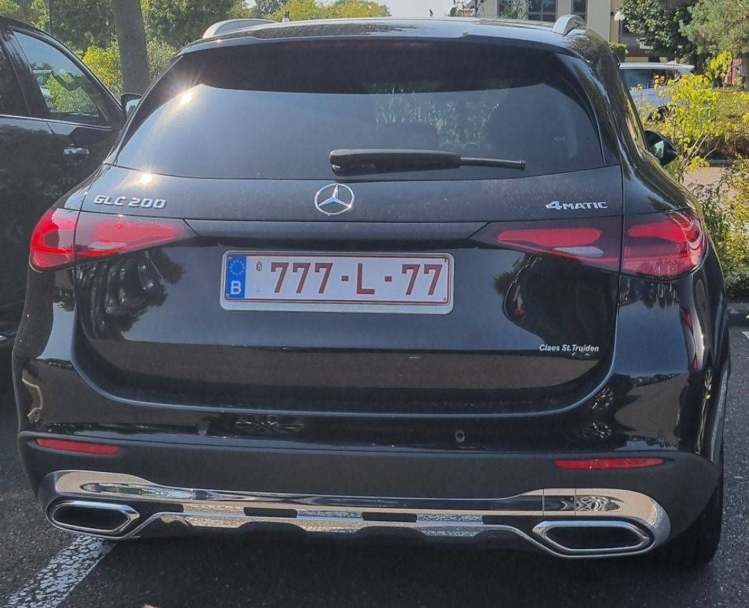 Iedereen gist naar de betekenis van de nummerplaat op deze Vlaamse Mercedes: "Andere cijfers uitverkocht?"