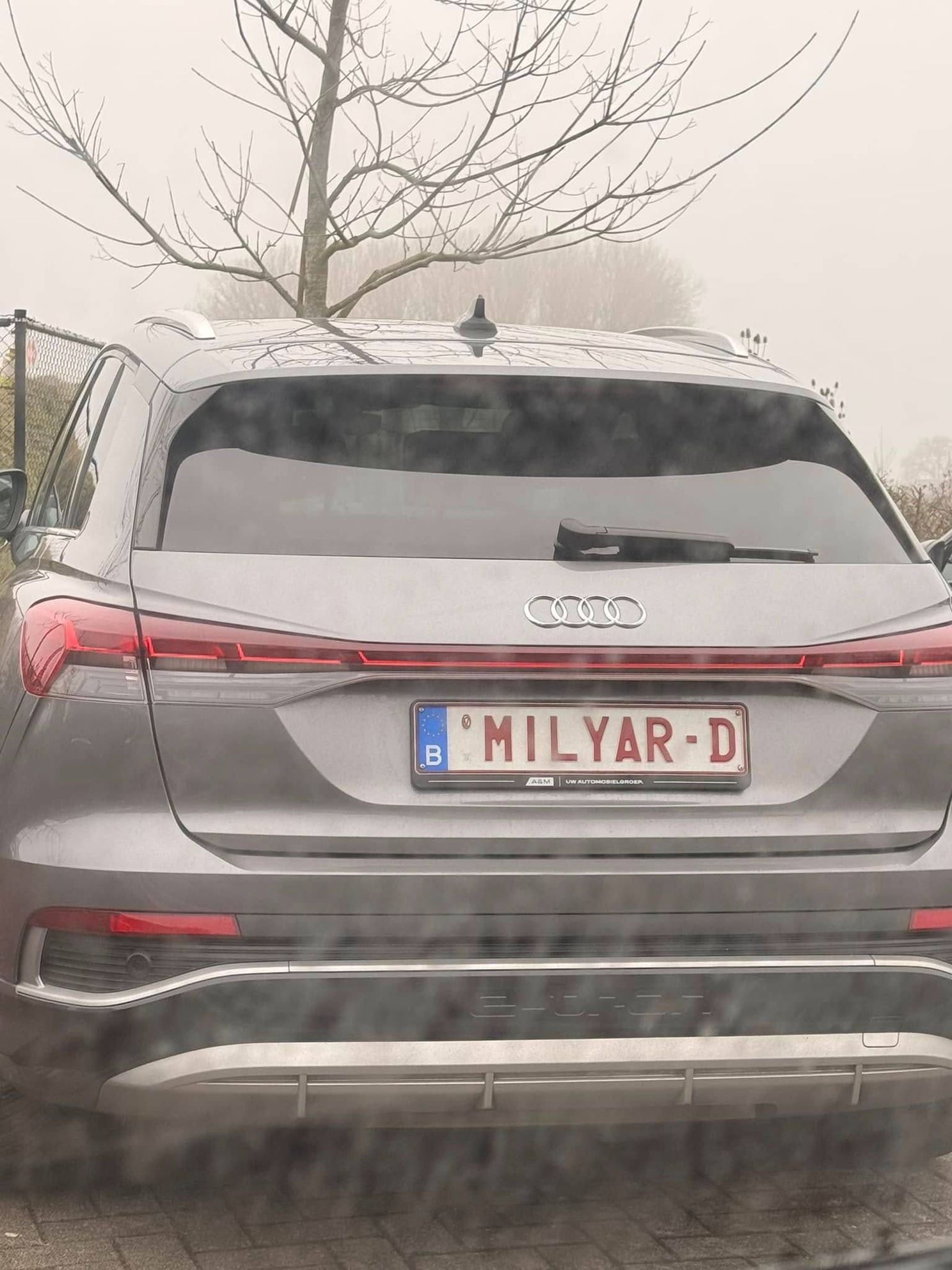 Vlaamse Audi-bestuurder doet stof opwaaien met zijn opmerkelijke nummerplaat: "Een beetje camouflage..."