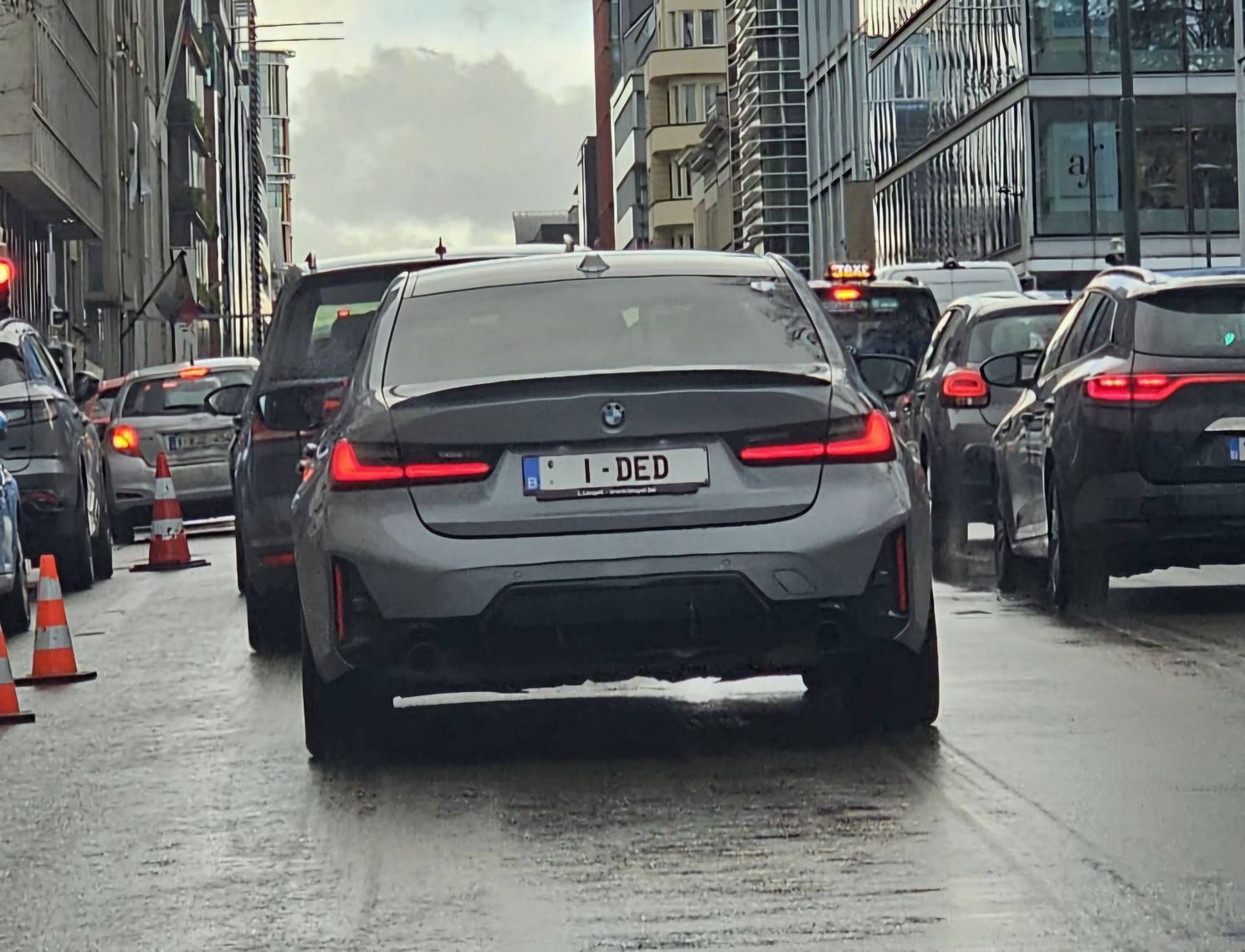 Mensen stellen zich vragen bij de nummerplaat op de BMW van deze Belg: "Leeft die nog?"