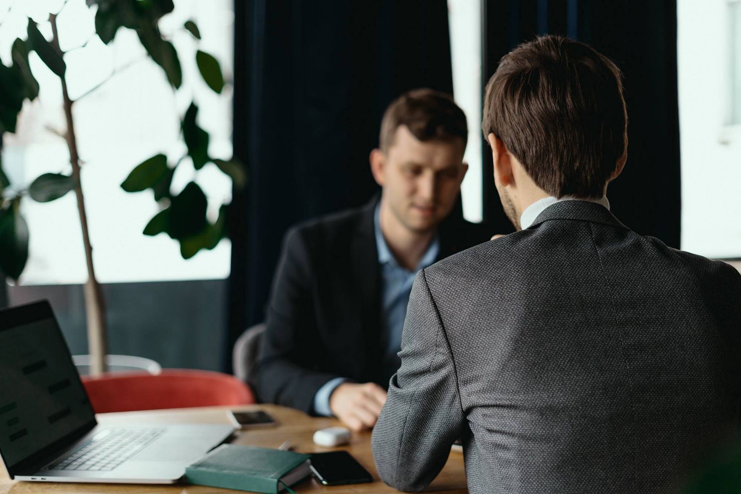 Steeds meer recruiters gebruiken de 'stilte-test' tijdens sollicitatiegesprekken. Wat is het en hoe ga je ermee om?