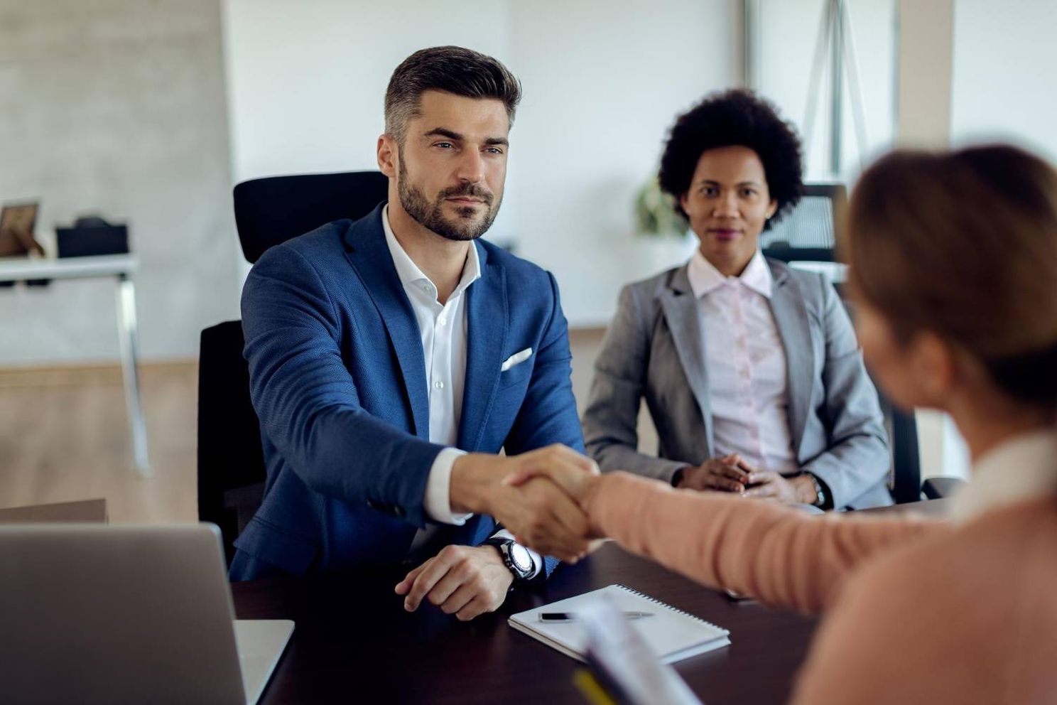 HR-expert legt een 'truc' uit die succes garandeert tijdens een sollicitatiegesprek: "Men zal onder de indruk zijn"