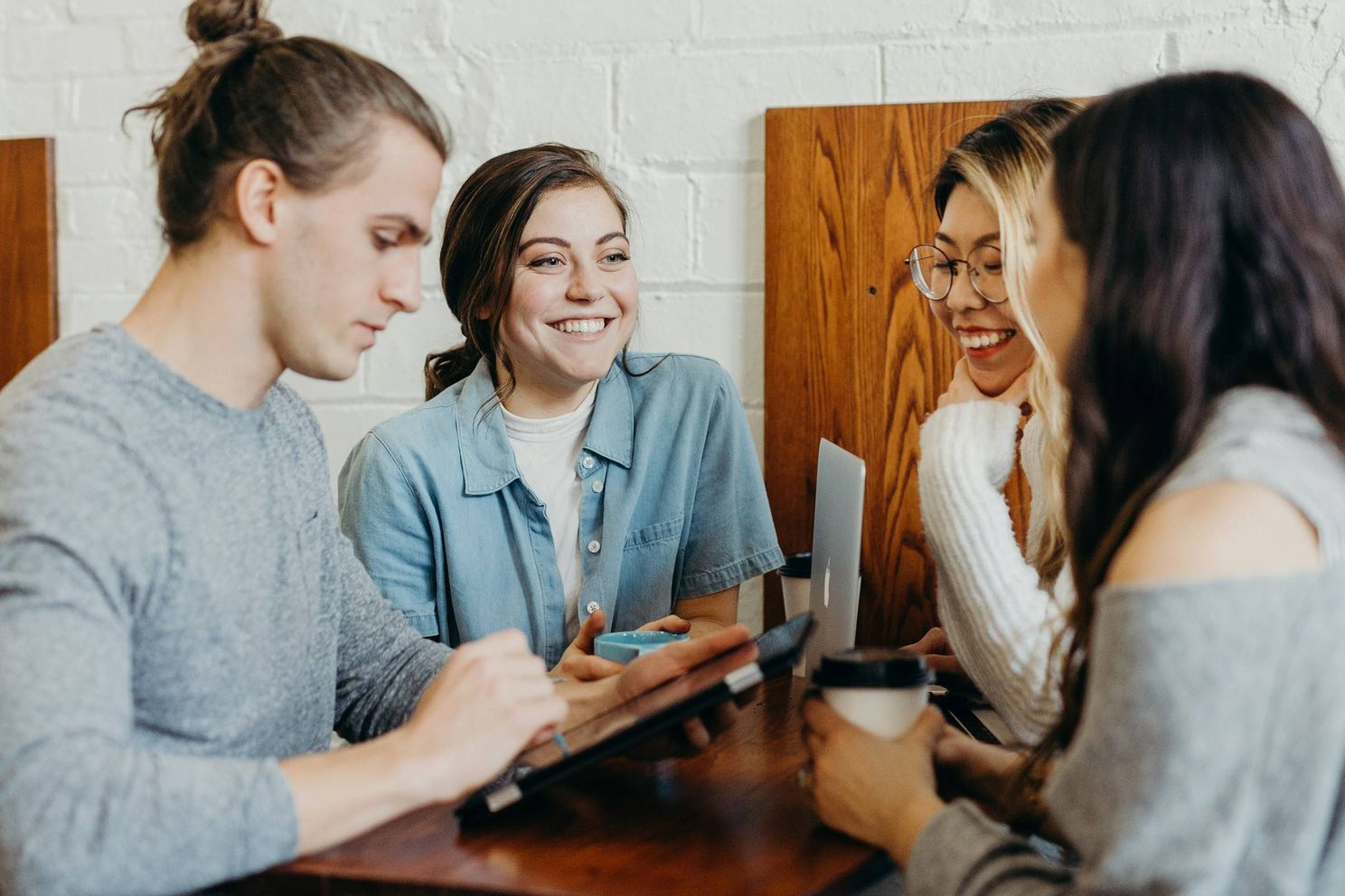 Gen Z-werknemers weten blijkbaar niet hoe ze zich op het werk moeten kleden: "Ze laten zich leiden door sociale media"