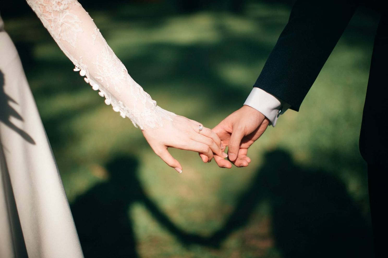 Vrouw wil onmiddellijke terugbetaling van haar trouwfoto's: "Ja, want mijn man wipte met de trouwfotografe!"