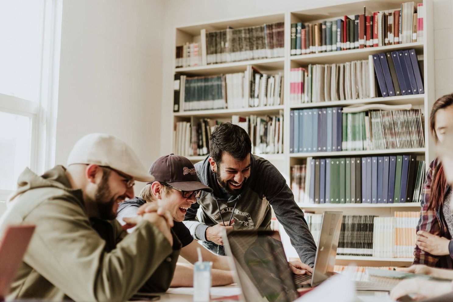 Gen Z-werknemers weten blijkbaar niet hoe ze zich op het werk moeten kleden: "Ze laten zich leiden door sociale media"