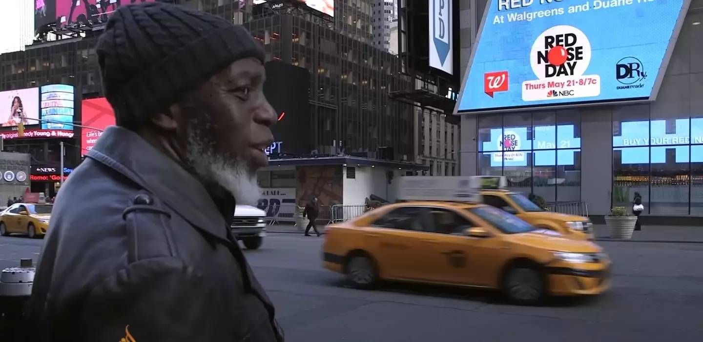 Man reageert op het zien van Times Square en iPhones, na 44 jaar in de gevangenis te hebben gezeten