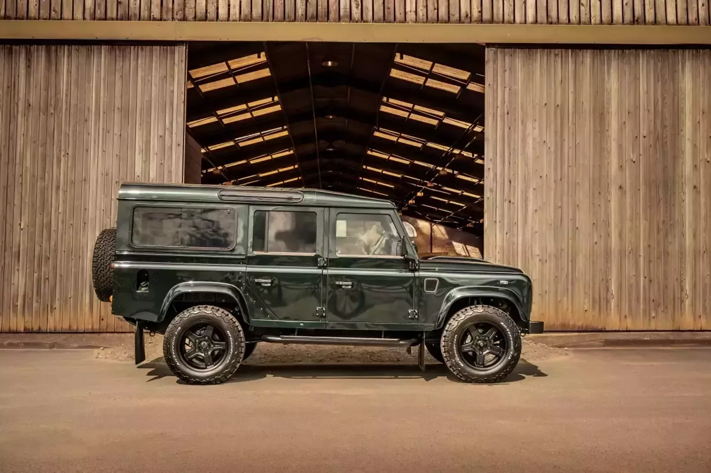 In 2015 kocht een man 200 Land Rover Defenders. Dit waanzinnige bedrag gaat hij nu verdienen met de verkoop ervan