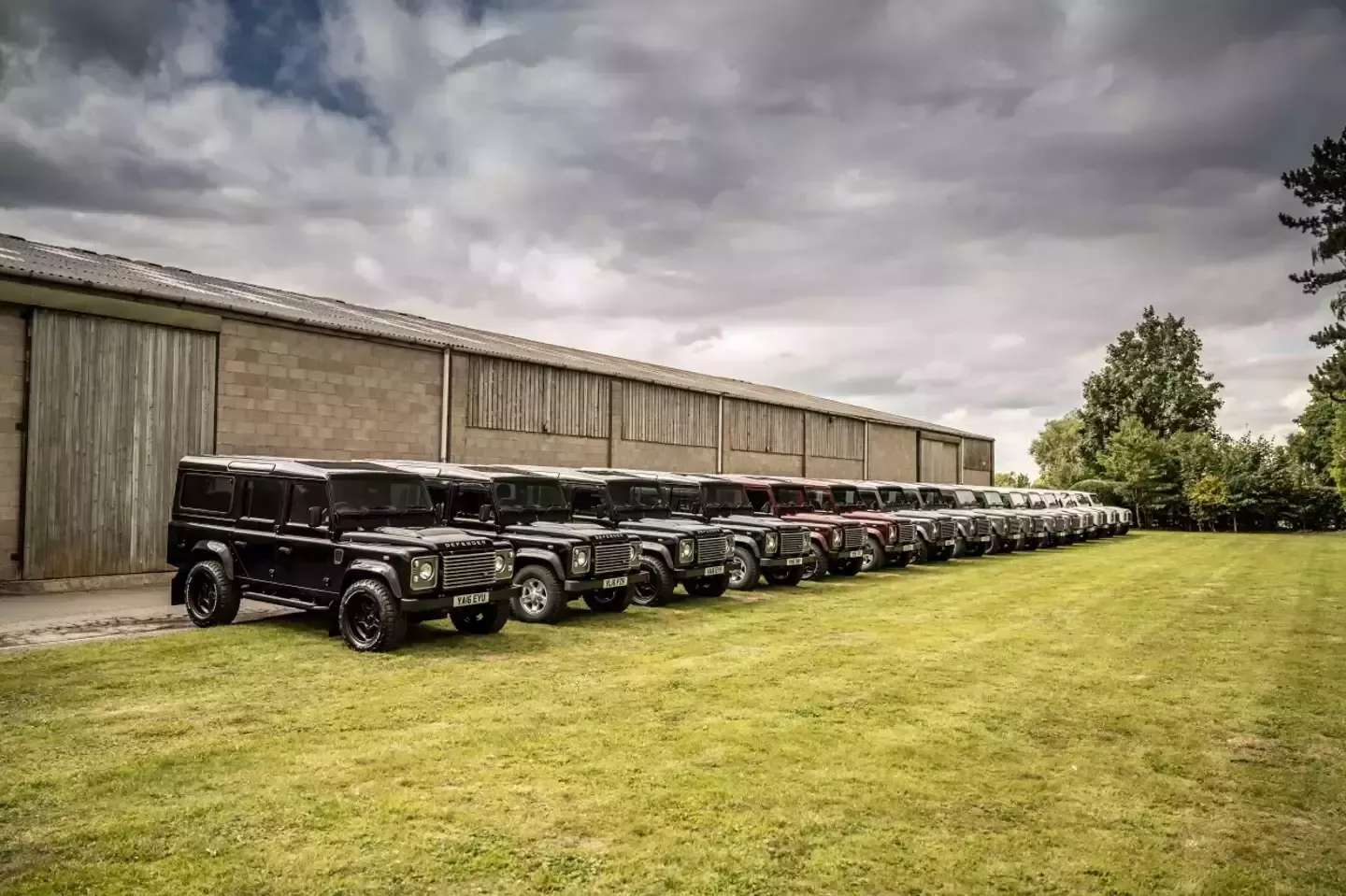 In 2015 kocht een man 200 Land Rover Defenders. Dit waanzinnige bedrag gaat hij nu verdienen met de verkoop ervan