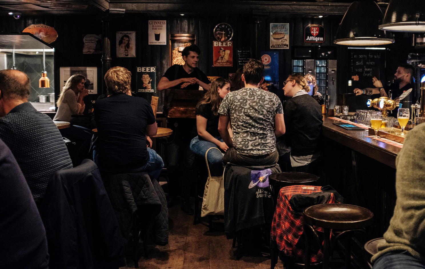 Dit is het loon van een Vlaamse café-uitbater: "Slecht loon en meer dan 80 uur per week werken"