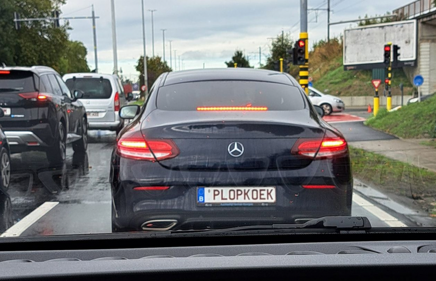 Nummerplaat van Vlaamse Mercedes-chauffeur zorgt voor gelach: "Dat moet Gert Verhulst zijn"