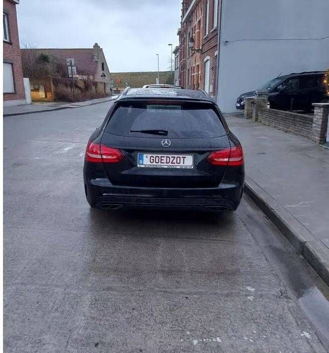 Op de Mercedes van deze Vlaming pronkt een bizarre nummerplaat: "Mag er enkel mee naar de bakker"