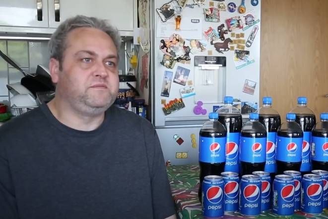 Man die 20 jaar lang elke dag 30 blikjes Pepsi dronk, onthult de schokkende effecten op zijn lichaam