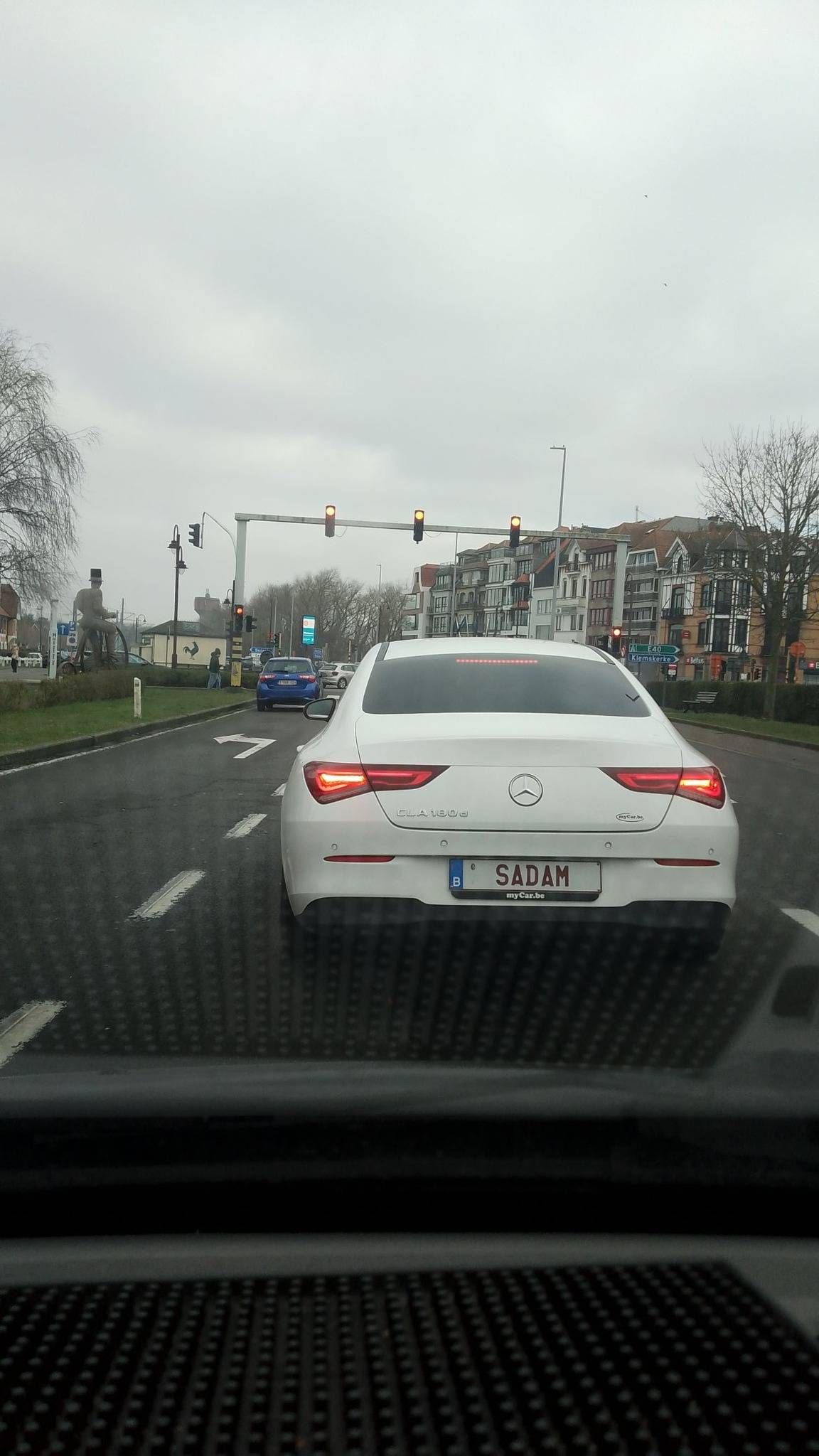 Vlaamse Mercedes-chauffeur lokt veel reacties uit met zijn nummerplaat: "Zie je wel dat hij nog leeft!"