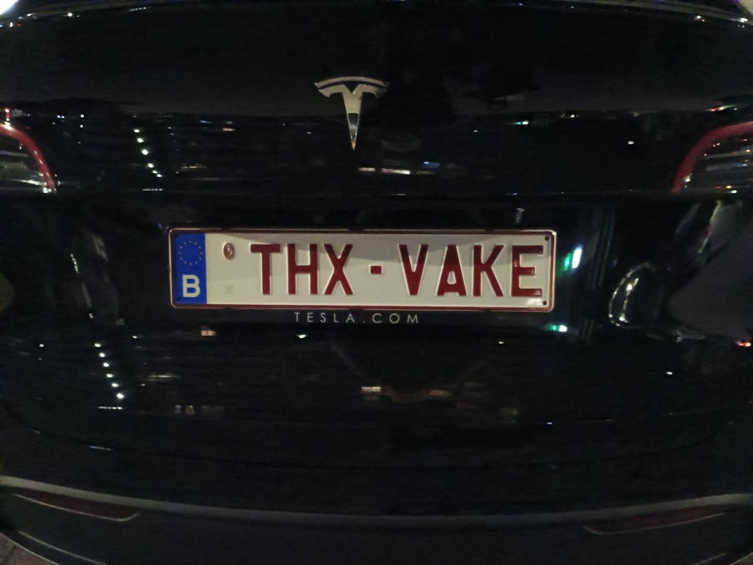 Vlaming toont met originele nummerplaat van wie hij zijn Tesla heeft gekregen: "Leuk cadeau!"