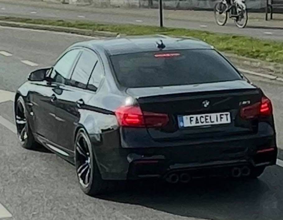 Nummerplaat op Vlaamse BMW brengt mensen aan het lachen: "Je weet waar de rest van zijn of haar geld naartoe is!"