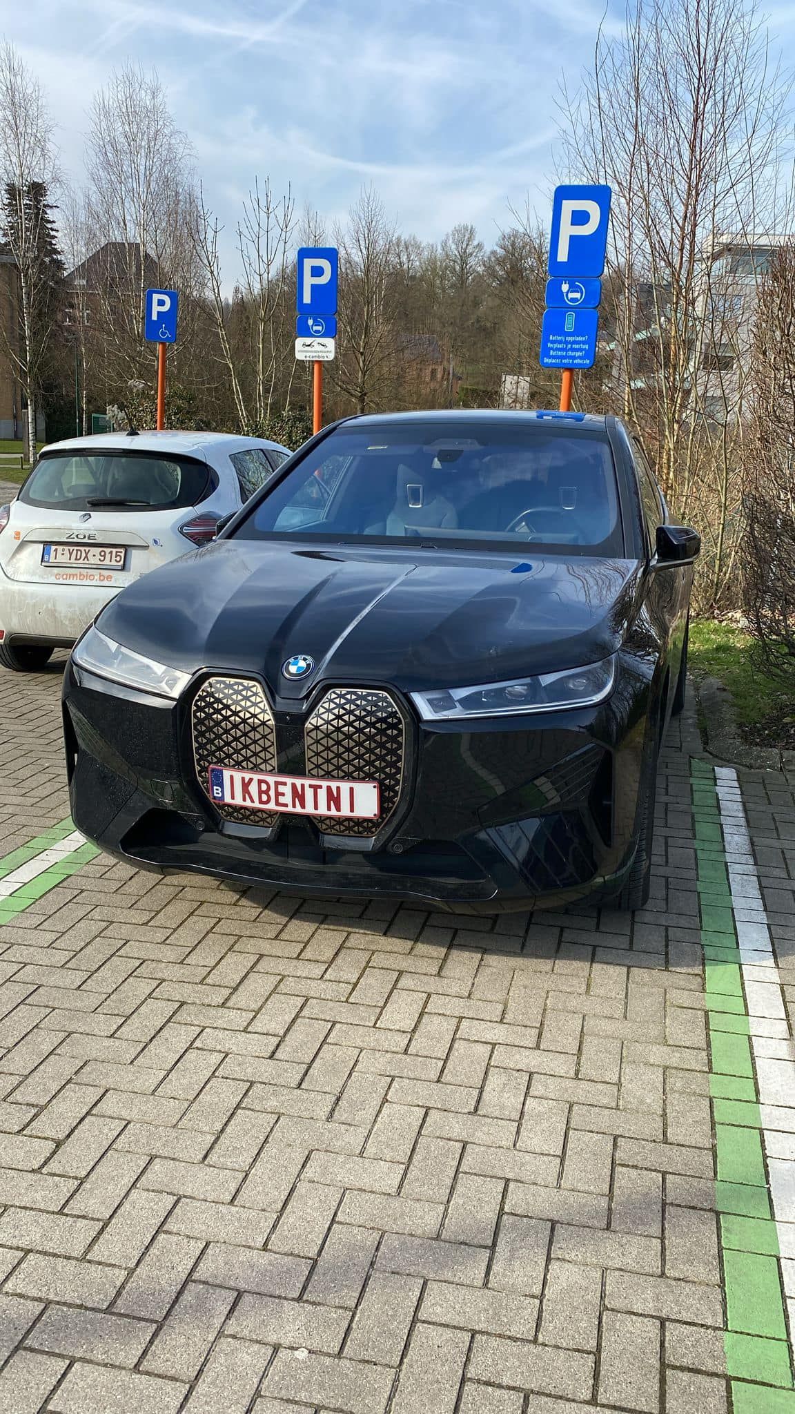 Mysterieuze nummerplaat op Vlaamse BMW zet de mensen aan het raden: "Wie is het dan wel?"