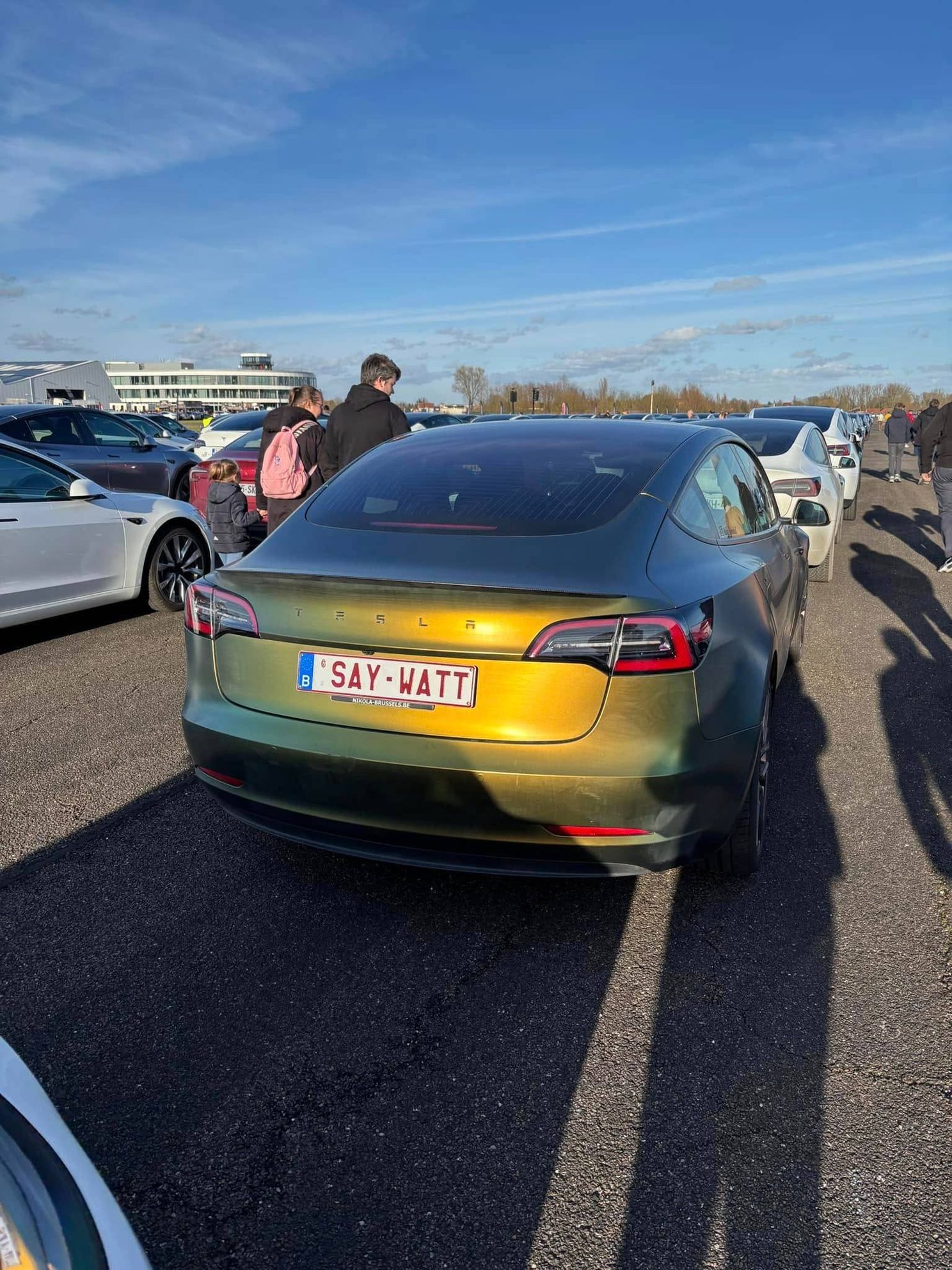 Vlaamse Tesla-eigenaar brengt de mensen aan het lachen met zijn nummerplaat: "De grappigste in jaren!"