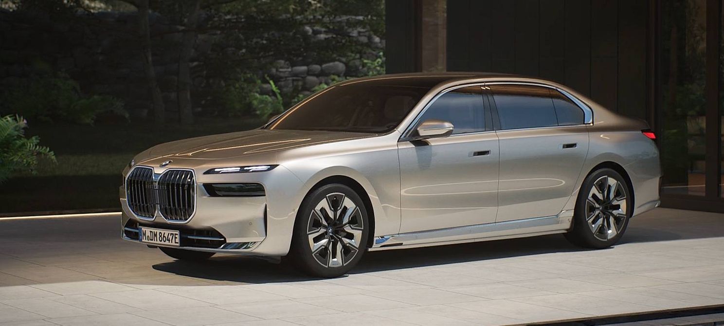 Vrouw ontdekt 'ongelooflijke' functie in BMW i7 terwijl ze achter het stuur van haar nieuwe auto zit