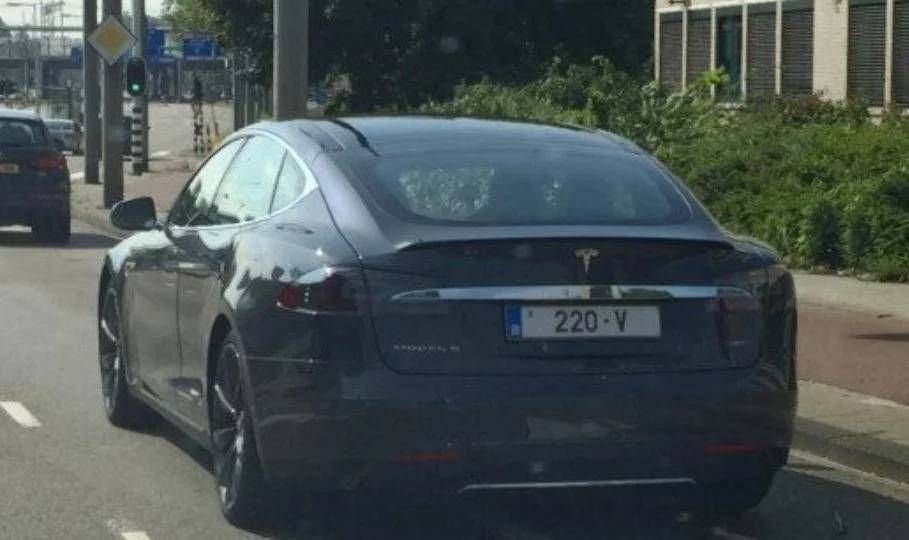 Tesla met knipoog: Vlaamse eigenaar benadrukt elektrisch rijden met speciale nummerplaat