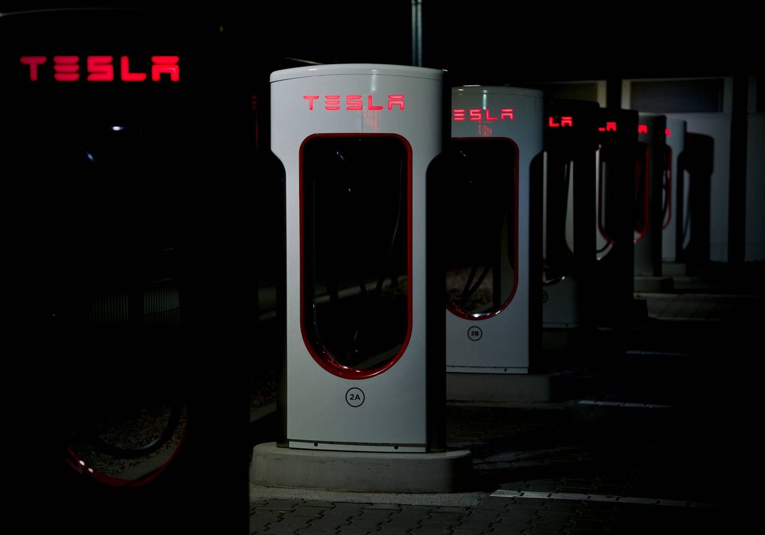 Tesla plant ingrijpende wijziging aan Supercharger-laadstations: "Het moet efficiënter en conflictvrij worden"