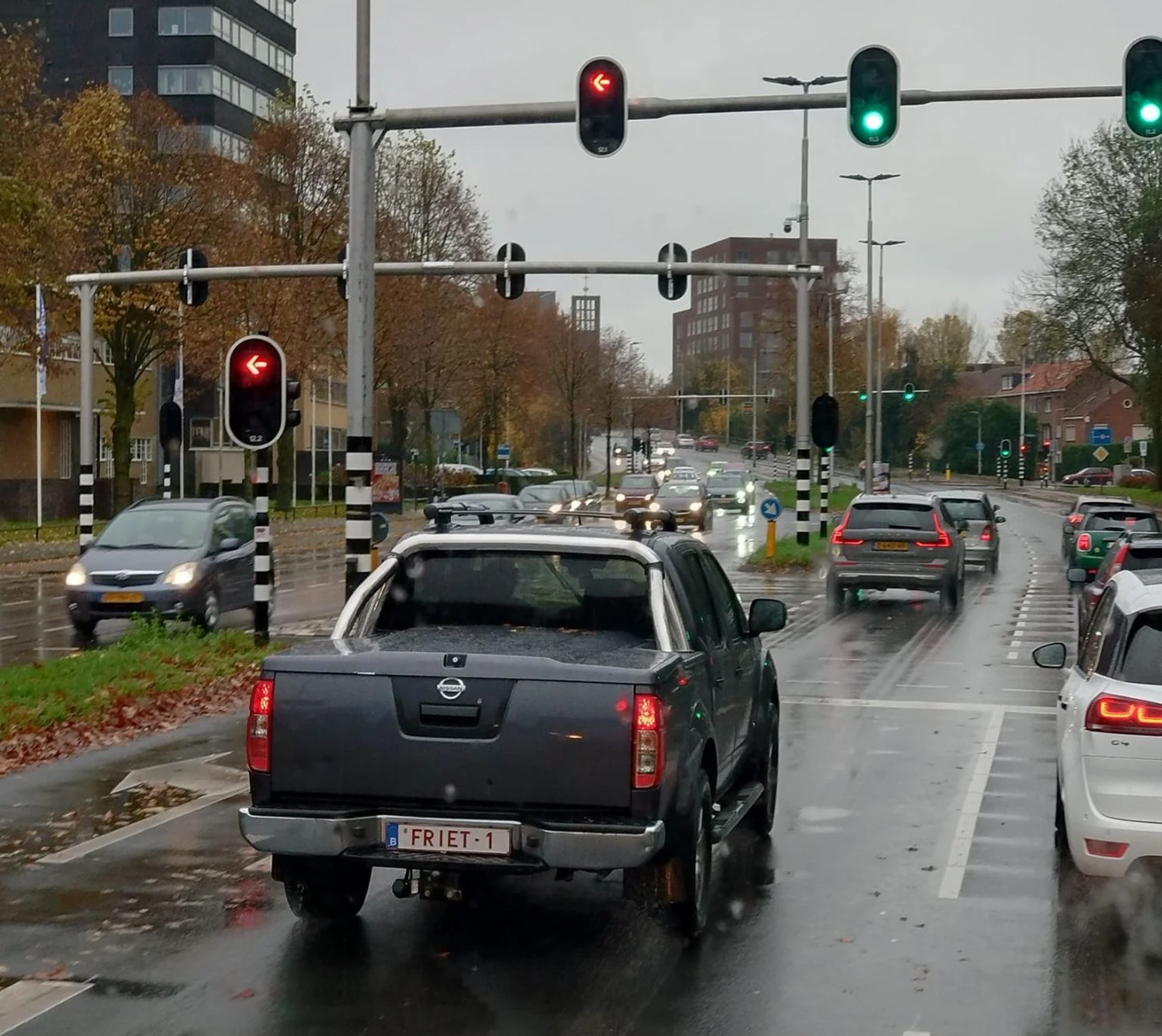 Deze Vlaamse frituur-uitbater heeft de perfecte nummerplaat voor zijn Nissan gevonden