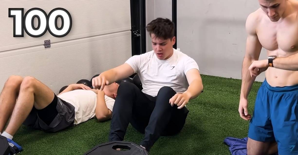 Man die nooit naar de fitness gaat, doet één maand 100 sit-ups per dag om te zien of hij een sixpack krijgt