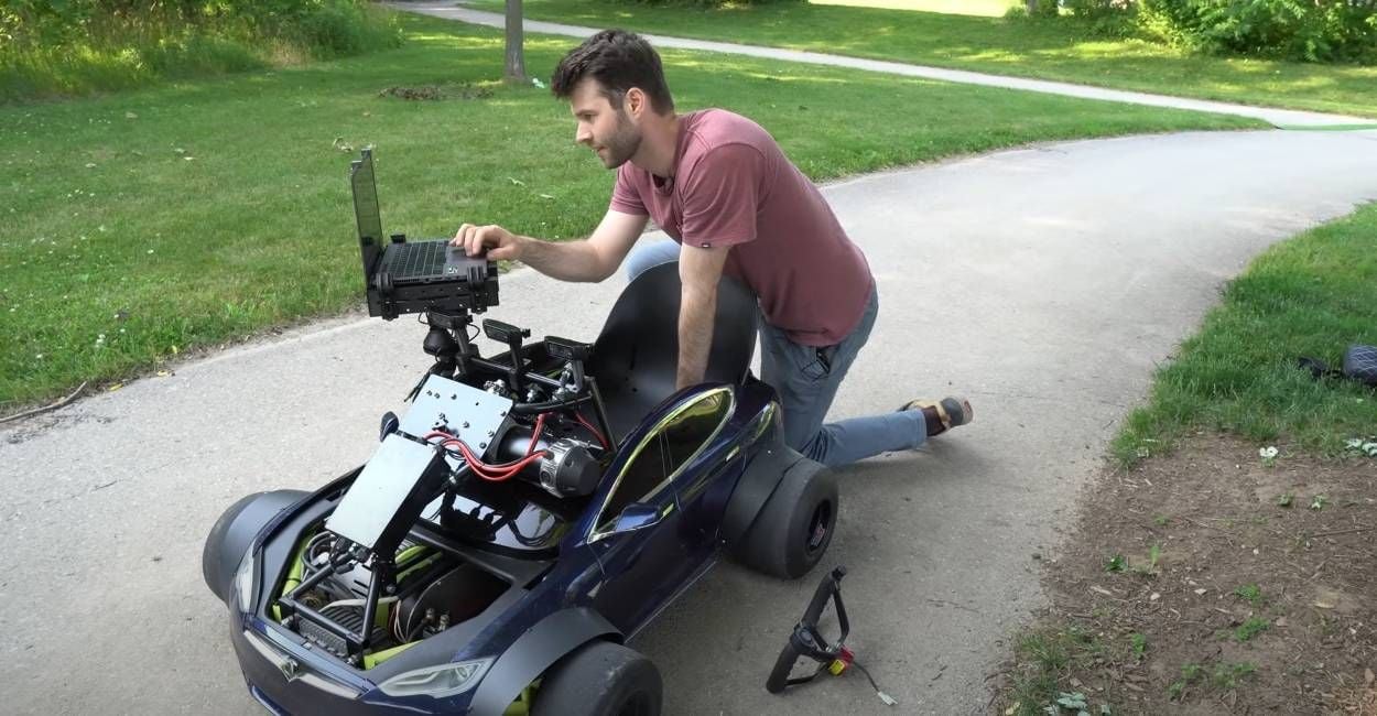 YouTuber verzamelt 48.000 beelden en bouwt zelfrijdende go-kart op basis van Tesla's Full Self Drive