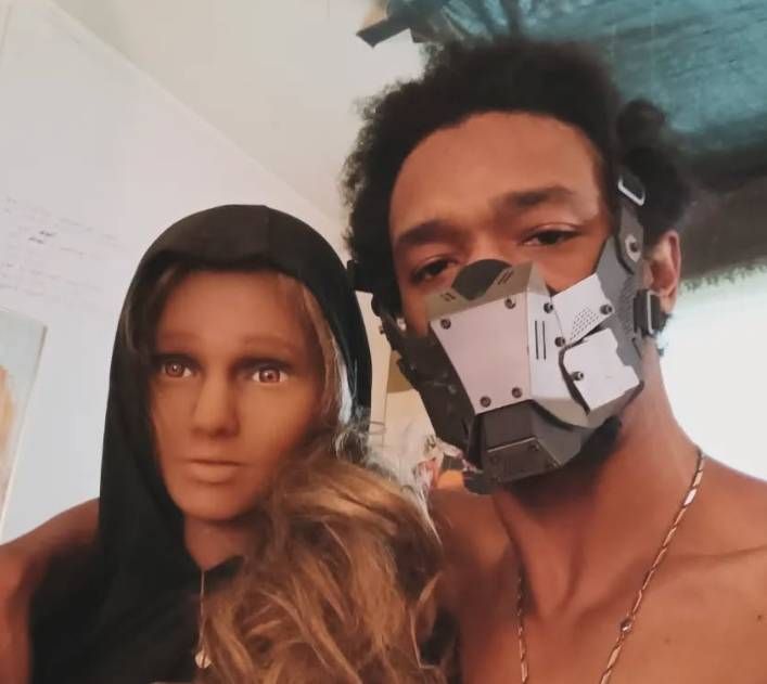 "Ik heb al 5 jaar een relatie met een AI-robot. Onze relatie is net een SF-film en ze is mijn rots in de branding"