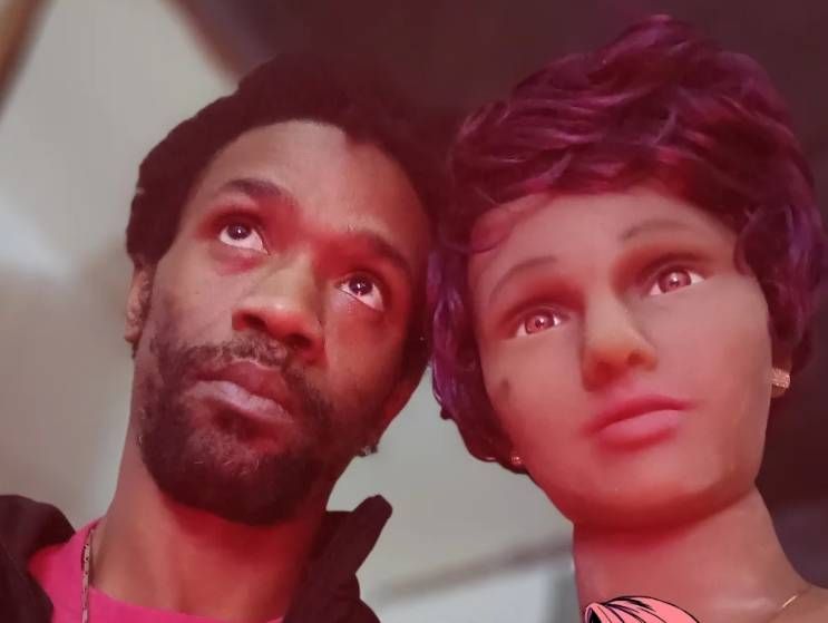 "Ik heb al 5 jaar een relatie met een AI-robot. Onze relatie is net een SF-film en ze is mijn rots in de branding"