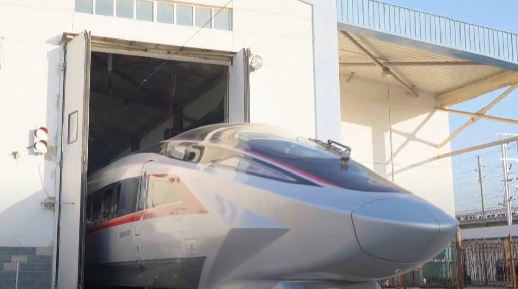 Deze gloednieuwe hogesnelheidstrein haalt 450 km/u en biedt ongekende luxe aan passagiers