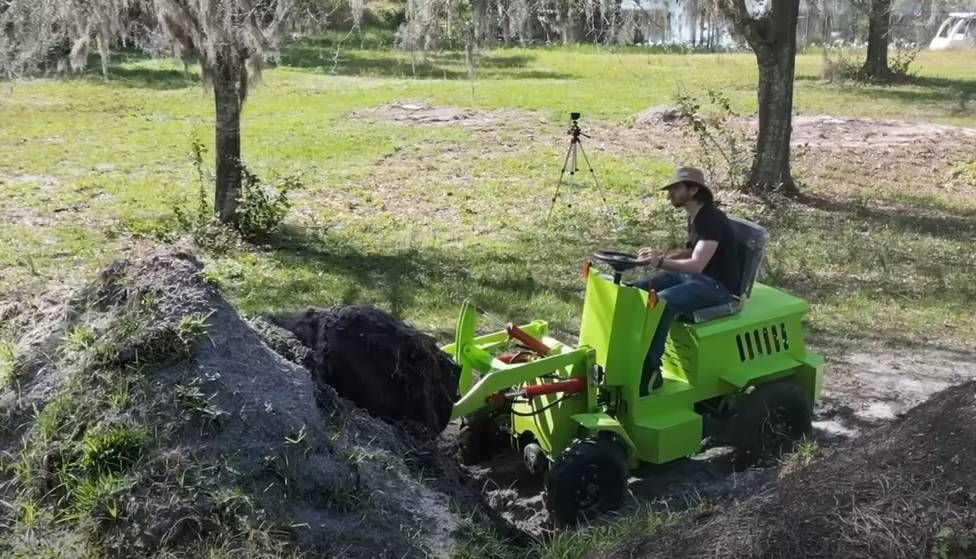 Man bestelt online in China een elektrische tractor maar wanneer hij die uitpakt, komt de aap uit de mouw