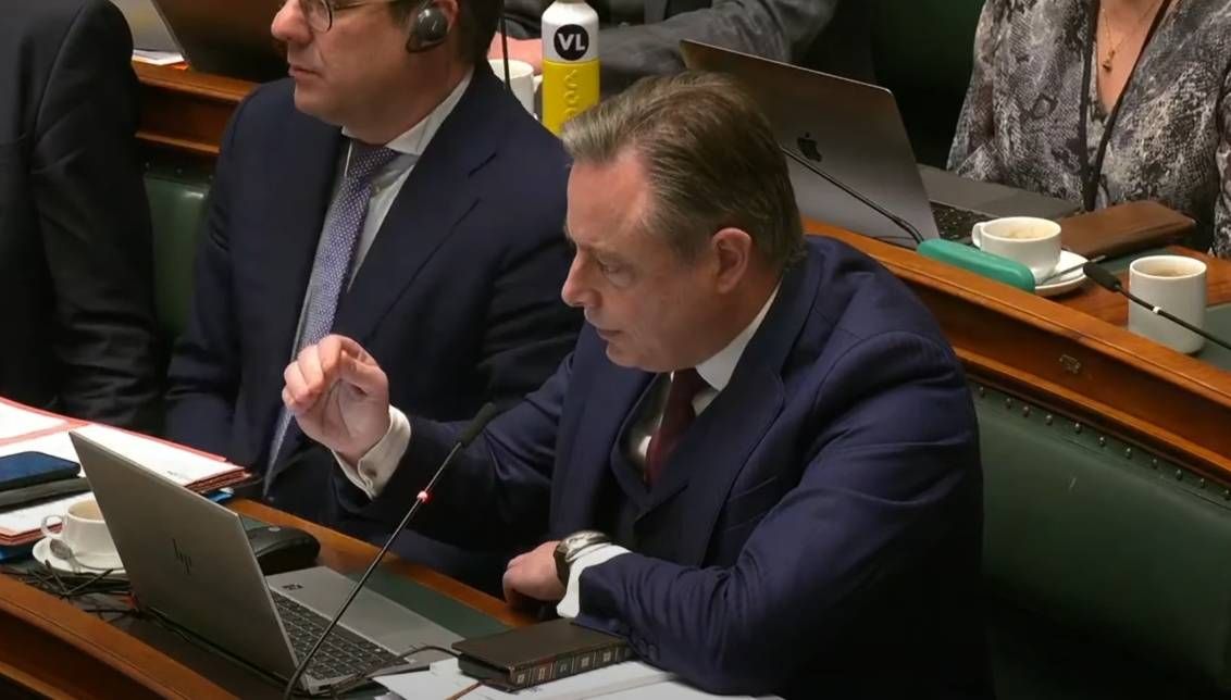 Bart De Wever wil raken aan ‘heilig huisje’: de spotgoedkope alcohol voor Kamerleden in het federaal parlement