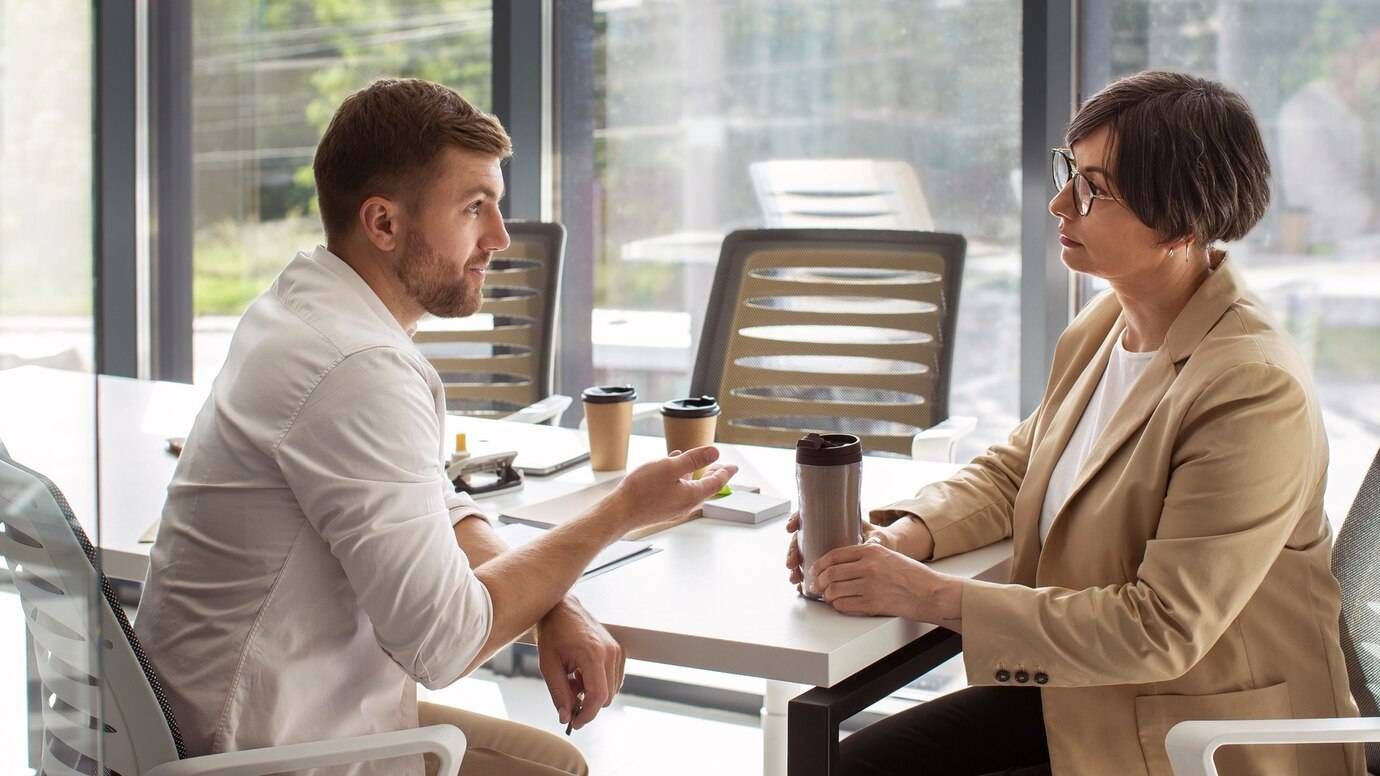 Met deze 'spiegeltruc' heb je al een flinke stap voor bij een sollicitatiegesprek: "Het creëert connectie en vertrouwen"