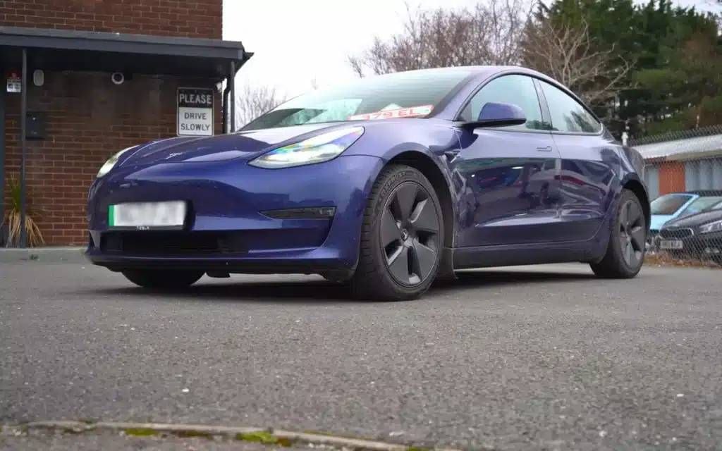 Man koopt Tesla Model 3 met bijna 350.000 kilometer op de teller en ontdekt iets opvallend: "Nooit gedacht!"