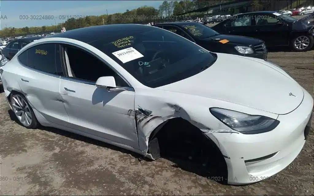 Tesla-eigenaar beweert dat hij 13.000 euro reparatiekosten moest betalen slechts één dag na aankoop