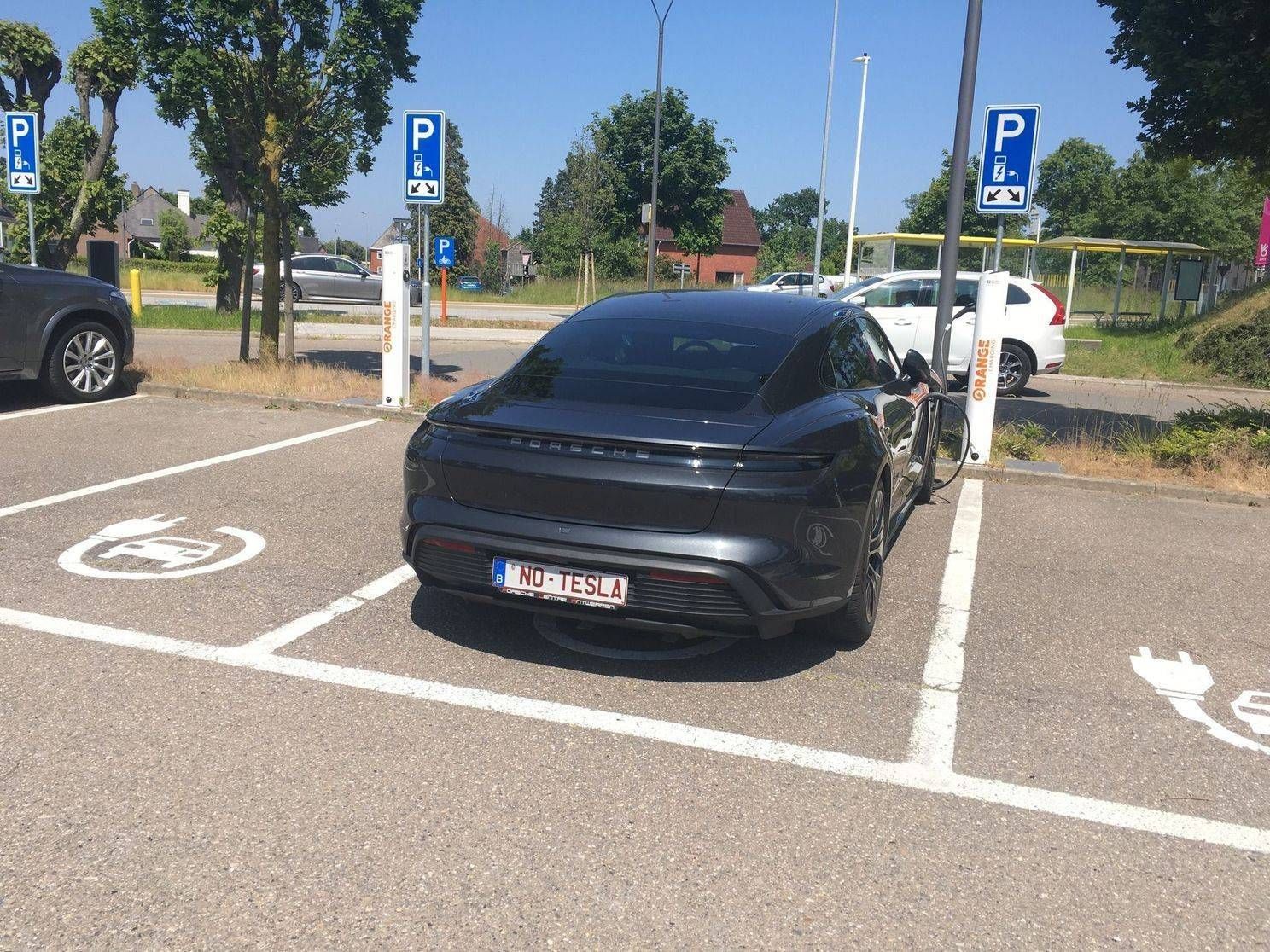 Vlaamse Porsche-chauffeur is geen fan van Tesla, dat blijkt uit zijn nummerplaat: "Flauw hoor!"