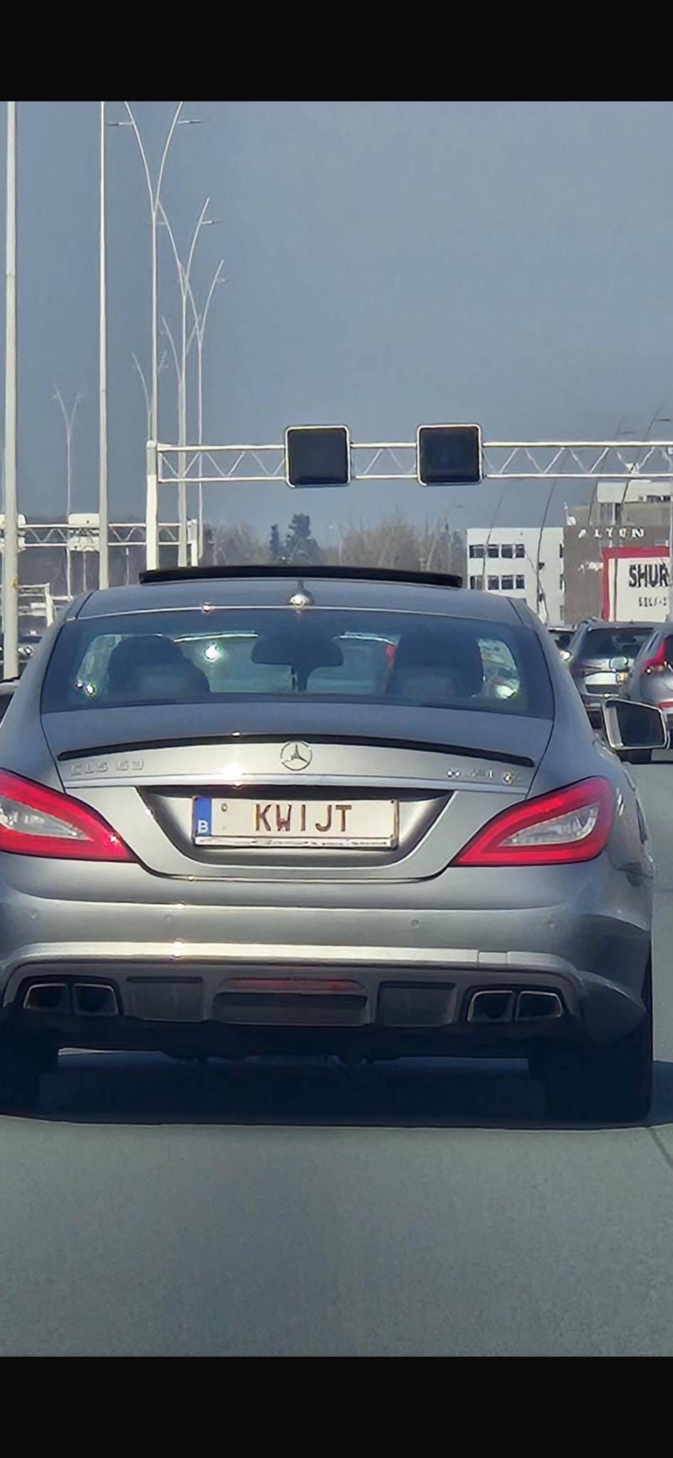 Vlaming hangt nummerplaat op zijn Mercedes die voor verbaasde blikken zorgt: "Zoek hem dan..."