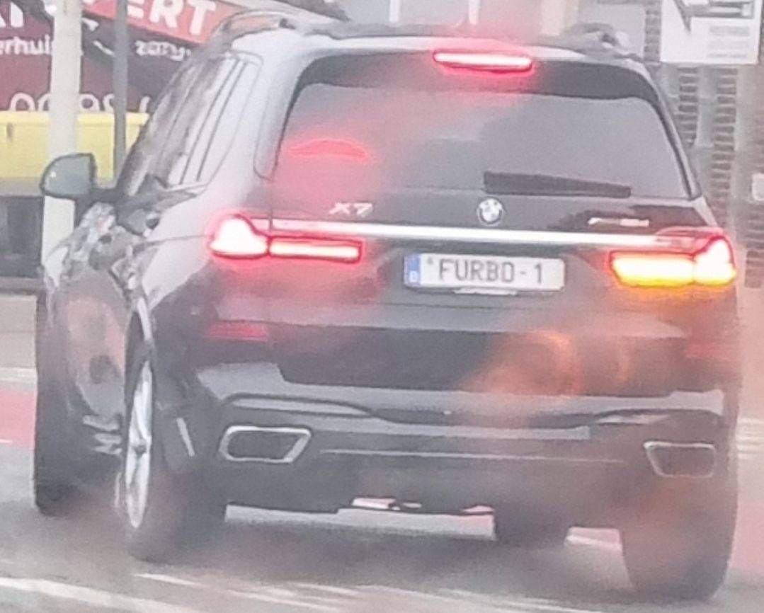 De nummerplaat op de BMW van deze Vlaming valt op: "Eén lettertje vergist misschien..."