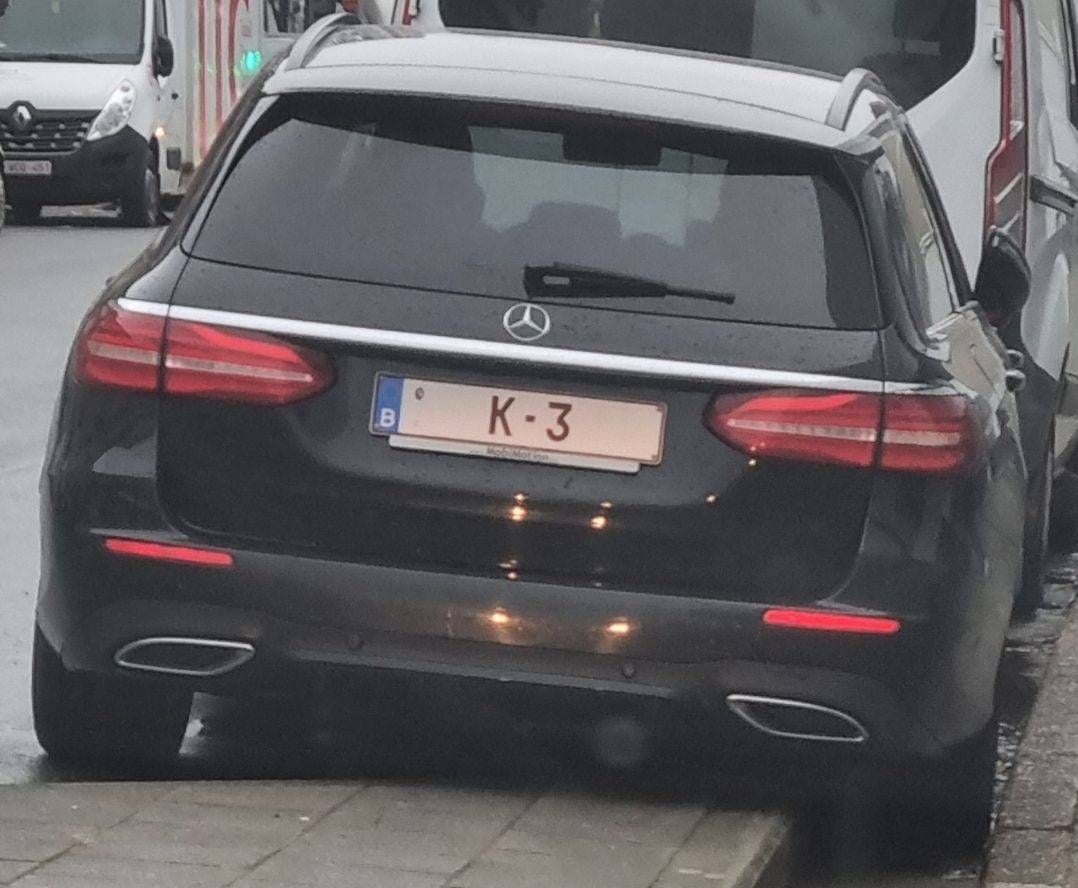 Vlaamse Mercedes-chauffeur pakt uit met opvallende nummerplaat: "Welke van de drie is het?"