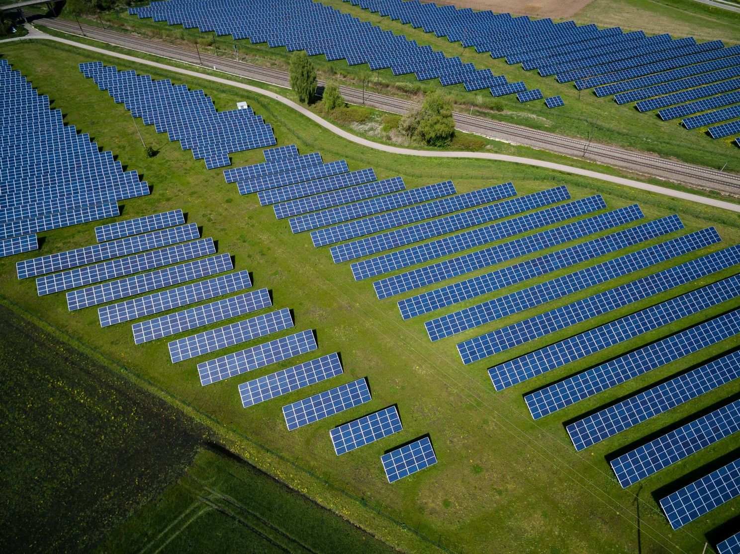 Boeren verzetten zich plots massaal tegen... zonnepanelen: "Je kunt ze niet eten!"